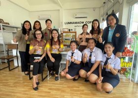 3 พฤศจิกายน 2566 ผู้บริหาร ครูและทีมนักเรียนธุรกิจ วิทยาลัยการอาชีพป่าซาง ลำพูน นำคณะกรรมการนิเทศ ติดตามผลการดำเนินงานของทีมธุรกิจ ชมการผลิต และพบสถานประกอบการที่รับผงลำไยกะชายดำ “ลองกาลิน” จัดจำหน่าย ภายใต้โครงการอาชีวะสร้างสรรค์ แปรฝันสู่ธุรกิจ (RRR Award)