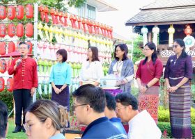 วันที่ 15 พฤศจิกายน 2566 ณ หอศิลป์สล่าเลาเลือง นางรุ่งทิพย์ ทาวดี ศึกษาธิการจังหวัดลำพูน นายธีรศักดิ์ อรุณวัชรพันธ์ ผู้อำนวยการวิทยาลัยการอาชีพป่าซาง ทำหน้าที่ รองผู้อำนวยการสำนักงานอาชีวศึกษาจังหวัดลำพูน พร้อมหัวหน้าส่วนราชการทางการศึกษา กล่าวถึงภารกิจต่าง ๆ ของแต่ละหน่วยงาน ในงานสภากาแฟ จังหวัดลำพูน